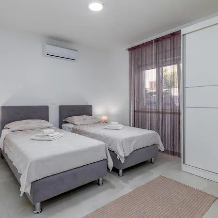 Holiday home Gorgeous In Sikici With Kitchen Pula