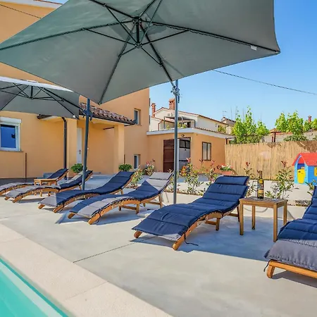 4 Bedroom Pet Friendly In Sikici Holiday home *